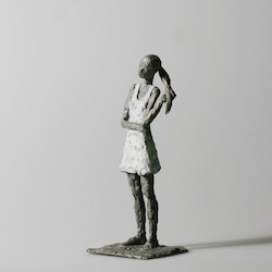 Mädchen mit Mini VII., Bronze, 2012, H: 14,5 cm