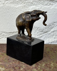 Trompetender Elefant