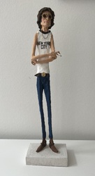 John Lennon im New York T-Shirt, Ton-Unikate auf Gipssockel, Aquarell und Gouache, 2023, H: 42 cm