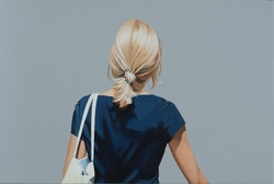 o.T (blaues Kleid), Acryl auf Leinwand, 2019, 80 &times; 120 cm