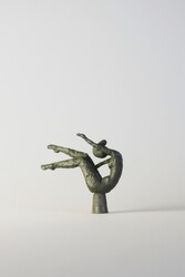Die tapfere Schneiderin, Bronze/Holz, 2009, H: 3 cm