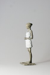 Mädchen mit Mini XX., Bronze, 2013, H: 15,5 cm