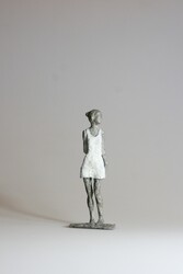 Mädchen mit Mini XIX., Bronze, 2013, H: 15,5 cm